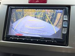 【バックカメラ】駐車時に後方がリアルタイム映像で確認できます。大型商業施設や立体駐車場での駐車時や、夜間のバック時に大活躍！運転スキルに関わらず、今や必須となった装備のひとつです！ 7