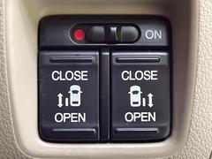 【両側パワースライドドア】スマートキーや運転席のスイッチで後席両側スライドドアの開閉が可能♪電動だから力を入れてドアを開ける必要が無く、小さなお子様でも簡単に開け閉めでき快適です♪ 3