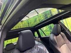 【ガラスルーフ】ガラスルーフ搭載で車内の解放感が一気にアップ！開放的なドライブをお楽しみいただけます。 3