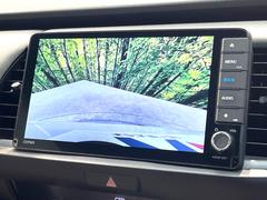 【バックカメラ】駐車時に後方がリアルタイム映像で確認できます。大型商業施設や立体駐車場での駐車時や、夜間のバック時に大活躍！運転スキルに関わらず、今や必須となった装備のひとつです！ 4