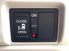 【パワースライドドア】スマートキーや運転席のスイッチでスライドドアの開閉が可能♪電動だから力を入れてドアを開ける必要が無く、小さいお子様でも、重い荷物を持っている時もラクに開け閉めできます♪ 3