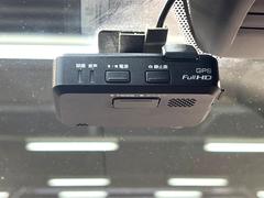 【ドライブレコーダー】安心・安全なカーライフに必須のドライブレコーダーを装備！走行中はもちろん、あおり運転や事故に遭遇した際の状況も映像で記録し、万一のリスクに備えます。 7