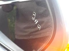 【ブラインドスポットモニター】走行中、ドアミラーの死角になりやすい箇所に後続車が接近するとサイドミラーのレンズに警告を表示！ドライバーに注意喚起をしてくれます。 7