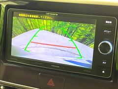 【バックカメラ】駐車時に後方がリアルタイム映像で確認できます。大型商業施設や立体駐車場での駐車時や、夜間のバック時に大活躍！運転スキルに関わらず、今や必須となった装備のひとつです！ 5