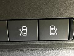 【両側パワースライドドア】スマートキーや運転席のスイッチで後席両側スライドドアの開閉が可能♪電動だから力を入れてドアを開ける必要が無く、小さなお子様でも簡単に開け閉めでき快適です♪ 5