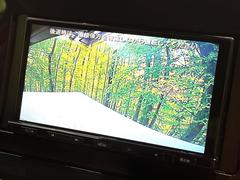 【バックカメラ】駐車時に後方がリアルタイム映像で確認できます。大型商業施設や立体駐車場での駐車時や、夜間のバック時に大活躍！運転スキルに関わらず、今や必須となった装備のひとつです！ 3