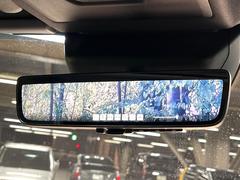 【デジタルインナーミラー】後席の大きな荷物や同乗者で後方が確認しづらい時でも安心！カメラが撮影した車両後方の映像をルームミラー内に表示。クリアな視界で状況の確認が可能です！ 7