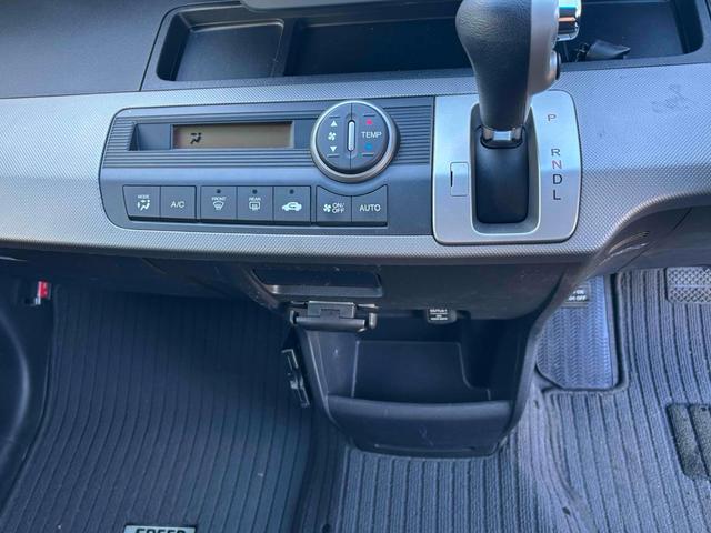 フリードハイブリッド ジャストセレクション　オートクルーズコントロール　両側スライド・片側電動　ＨＩＤ　スマートキー　アイドリングストップ　電動格納ミラー　ウォークスルー　ＣＶＴ　アルミホイール　ＣＤ　ＵＳＢ　ミュージックプレイヤー接続可（6枚目）