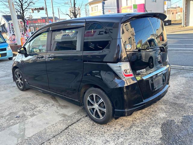 フリードハイブリッド ジャストセレクション　オートクルーズコントロール　両側スライド・片側電動　ＨＩＤ　スマートキー　アイドリングストップ　電動格納ミラー　ウォークスルー　ＣＶＴ　アルミホイール　ＣＤ　ＵＳＢ　ミュージックプレイヤー接続可（17枚目）