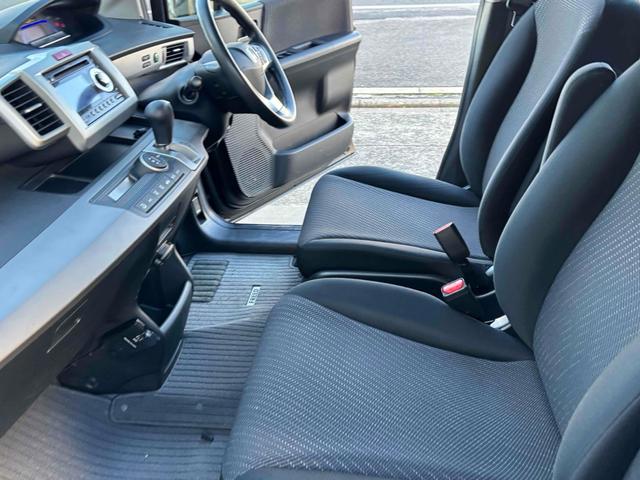 フリードハイブリッド ジャストセレクション　オートクルーズコントロール　両側スライド・片側電動　ＨＩＤ　スマートキー　アイドリングストップ　電動格納ミラー　ウォークスルー　ＣＶＴ　アルミホイール　ＣＤ　ＵＳＢ　ミュージックプレイヤー接続可（34枚目）