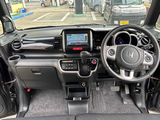 Ｎ－ＢＯＸカスタム Ｇ・ターボパッケージ　バックカメラ　両側電動スライドドア　ナビ　オートクルーズコントロール　オートライト　ＨＩＤ　スマートキー　アイドリングストップ　電動格納ミラー　ベンチシート　ターボ　ＣＶＴ　盗難防止システム　ＡＢＳ（2枚目）