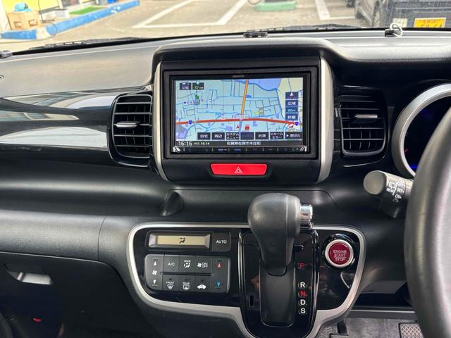 Ｎ－ＢＯＸカスタム Ｇ・ターボパッケージ　バックカメラ　両側電動スライドドア　ナビ　オートクルーズコントロール　オートライト　ＨＩＤ　スマートキー　アイドリングストップ　電動格納ミラー　ベンチシート　ターボ　ＣＶＴ　盗難防止システム　ＡＢＳ（4枚目）