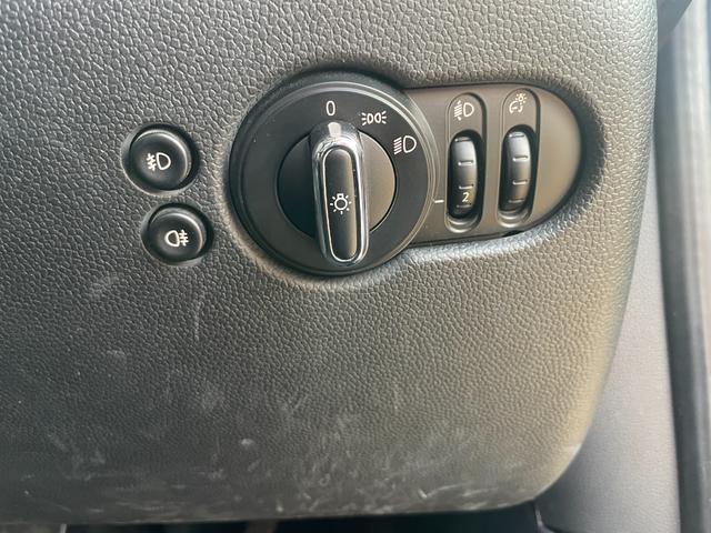 ＭＩＮＩ ワン　ナビ　オートクルーズコントロール　アルミホイール　スマートキー　アイドリングストップ　電動格納ミラー　ＡＴ　盗難防止システム　ＡＢＳ　ＥＳＣ　エアコン　パワーステアリング　パワーウィンドウ（10枚目）