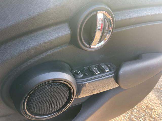 ＭＩＮＩ ワン　ナビ　オートクルーズコントロール　アルミホイール　スマートキー　アイドリングストップ　電動格納ミラー　ＡＴ　盗難防止システム　ＡＢＳ　ＥＳＣ　エアコン　パワーステアリング　パワーウィンドウ（11枚目）