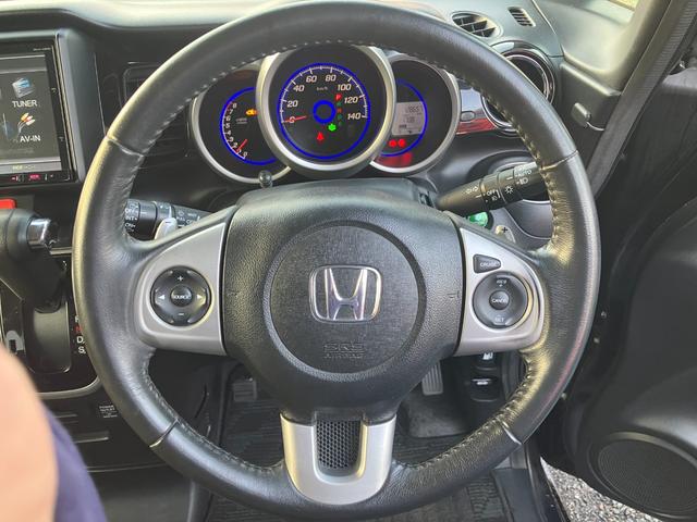 Ｎ－ＢＯＸ＋カスタム Ｇ・ターボパッケージ　バックカメラ　両側電動スライドドア　ナビ　ＴＶ　オートクルーズコントロール　オートライト　ＨＩＤ　スマートキー　アイドリングストップ　電動格納ミラー　ベンチシート　ＣＶＴ　盗難防止システム　ＡＢＳ（3枚目）