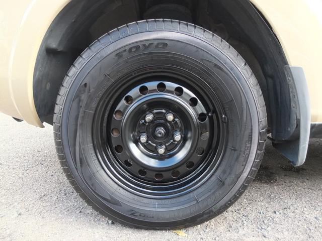 �z�C�[���̓u���b�N�y�C���g�{�H���Ă���܂��B�^�C���͂S�{���ɂs�n�x�n���Ŏc�a����W��������܂��B