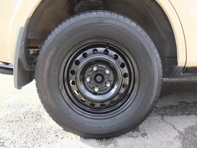 �z�C�[���̓u���b�N�y�C���g�{�H���Ă���܂��B�^�C���͂S�{���ɂs�n�x�n���Ŏc�a����W��������܂��B