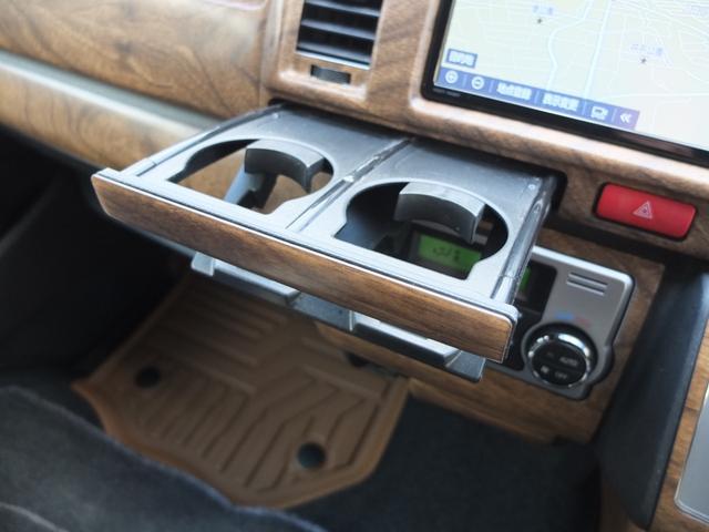 �h�����N�z���_�[��������܂��B�i�`�������E�b�h�p�l���𑕒����Ă���܂��B