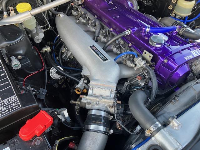 ローレル 　サンルーフ　ＯＨ済ＲＢ２５ＤＥＴ＆リビルト３０Ａ５速ＭＴ　公認済　車高調　ＬＳＤ　トラストサ－ジ　ＨＰＩエキマニ＆インタークーラー　マフラー　デフィメーターＸ４　ブレーキ強化　ウエッズ１８ＡＷ　レカロ（20枚目）