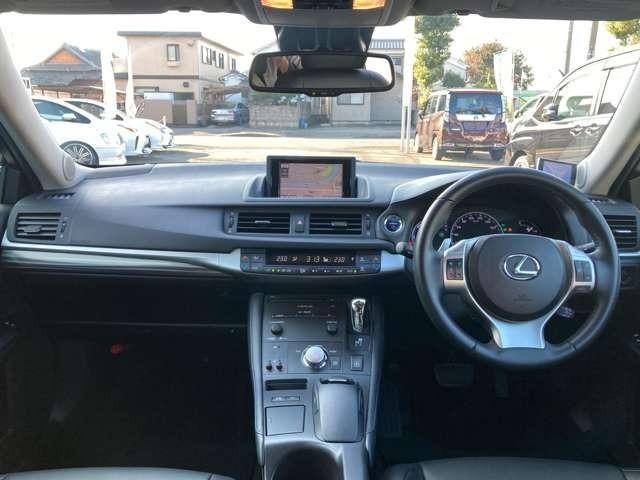 ＣＴ ＣＴ２００ｈ　クリエイティブ　テキスタイルインテリア　純正ナビ地デジＴＶ　バックカメラ　Ｂｌｕｅｔｏｏｔｈ　革シート　スマートキー　ＥＴＣ　プッシュスターター　ＬＥＤヘッドライト　ローダウン　アルミ（2枚目）