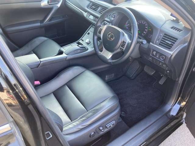 ＣＴ ＣＴ２００ｈ　クリエイティブ　テキスタイルインテリア　純正ナビ地デジＴＶ　バックカメラ　Ｂｌｕｅｔｏｏｔｈ　革シート　スマートキー　ＥＴＣ　プッシュスターター　ＬＥＤヘッドライト　ローダウン　アルミ（16枚目）