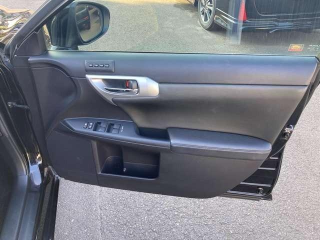 ＣＴ ＣＴ２００ｈ　クリエイティブ　テキスタイルインテリア　純正ナビ地デジＴＶ　バックカメラ　Ｂｌｕｅｔｏｏｔｈ　革シート　スマートキー　ＥＴＣ　プッシュスターター　ＬＥＤヘッドライト　ローダウン　アルミ（17枚目）