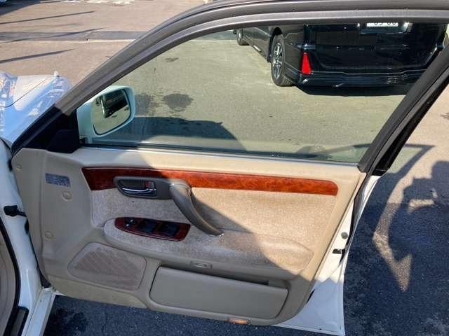 クラウン ロイヤルサルーン　プレミアム　車高調／深リム１９インチＡＷ／フロントスポイラー／キーレスエントリー／ＥＴＣ／クルーズコントロール／ＨＩＤヘッドライト／後期モデル／パール単色カラー（14枚目）