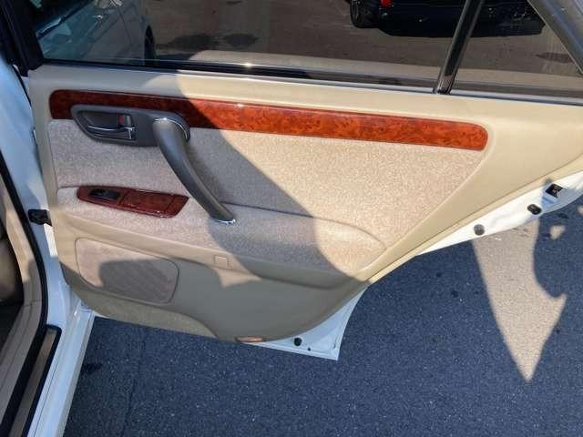 クラウン ロイヤルサルーン　プレミアム　車高調／深リム１９インチＡＷ／フロントスポイラー／キーレスエントリー／ＥＴＣ／クルーズコントロール／ＨＩＤヘッドライト／後期モデル／パール単色カラー（16枚目）