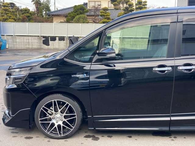 ヴォクシー ハイブリッドＶ　両側電動スライドドア　後席モニター　ナビ地デジＴＶ　バックカメラ　Ｂｌｕｅｔｏｏｔｈ　スマートキー　ＥＴＣ　プッシュスターター　ＬＥＤヘッドライト　ＴＲＤエアロ　ＴＥＩＮ車高調（33枚目）