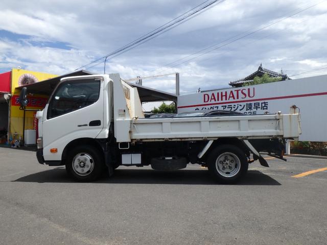 デュトロ ダンプ　ダンプ　集中ロック　革調シートカバー　５速ミッション車　走行距離９３０００Ｋｍ　車検整備付き　修復歴無し　エアコン　パワーステアリング　ＡＢＳ　２ドア（2枚目）