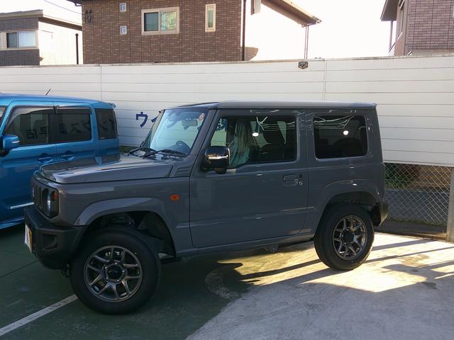 ジムニー XC 届出済み未使用車 スマートキー LEDヘッドライト シートヒーター クルーズコントロール スズキセーフティ 純正アルミ(2枚目)