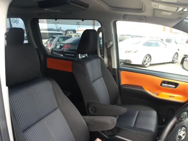 ヴォクシー ＺＳ　社外ナビ　バックカメラ　フリップダウンモニター　パワスラ　ＬＥＤヘッドライト　スマートキー　ツインムーンルーフ　純正アルミホイール（9枚目）