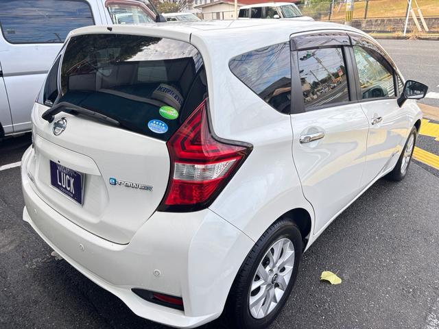 ノート ｅ－パワー　メダリスト　アラウンドビュー　ＥＴＣ　インテリジェントルームミラー　踏み間違え防止アシスト（8枚目）