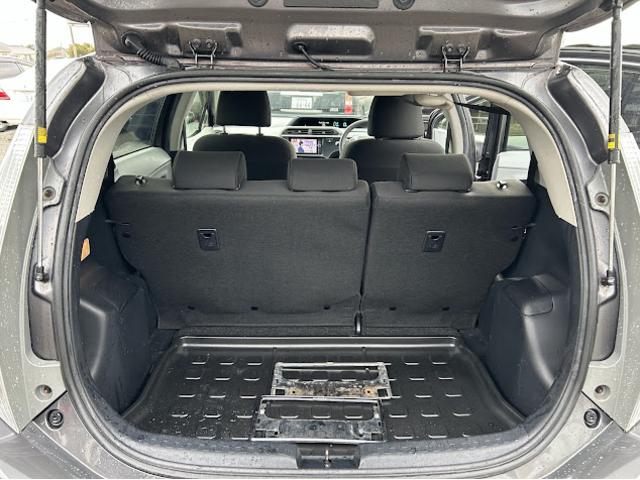 アクア Ｓ　ナビ地デジＴＶ　バックカメラ　ＥＴＣ　スマートキー　プッシュスターター　電動格納ドアミラー　ＡＢＳ　運転席・助手席エアバック（12枚目）