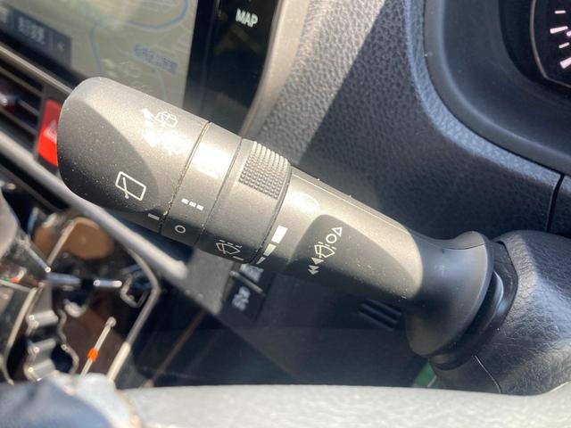 エスクァイア Ｇｉ　プレミアムパッケージ　ブラックテーラード　衝突軽減　盗難防止システム　３列　スマキー　ＬＥＤライト　キーフリー　オートクルーズコントロール　アイドリングストップ　横滑り防止機能　エアバッグ　オートエアコン　ＡＢＳ　ＥＴＣ　メモリーナビ　ナビ（12枚目）