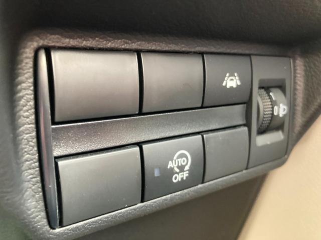 運転席回りの各種操作部となります。ご不明な装置などございましたらお気軽にお尋ねください