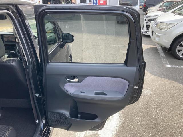 パワーウィンドウの操作部です。おしゃれなピアノブラック柄になっています。