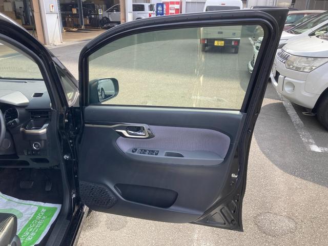 パワーウィンドウの操作部です。おしゃれなピアノブラック柄になっています。