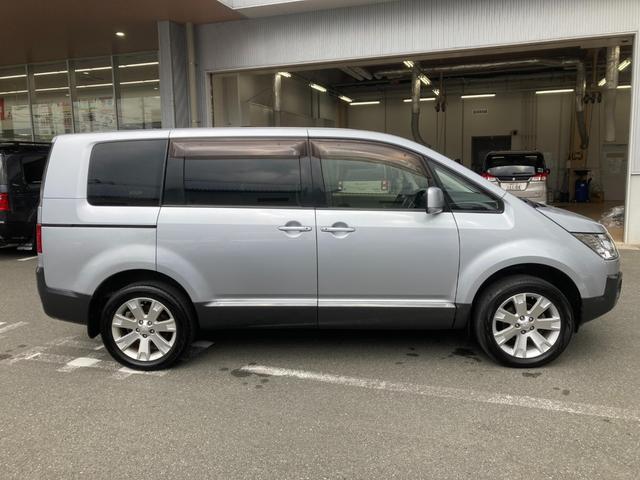 デリカＤ：５ Ｄ　パワーパッケージ　両面パワスライドドア　スマートキーＰスタート　寒冷地　シートヒータ　キーレスエントリー　ドラレコ付き　パワーウインドウ　盗難防止　ＡＷＤ　３列シート　ＡＢＳ　ウォークスルー　メモリーナビ　ＡＣ　ターボ（5枚目）