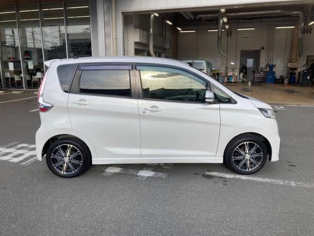 ｅＫカスタム Ｔセーフティパッケージ　アラウンドビュー　スマキー　リアカメラ　ナビＴＶ　クルコン　ｉ－ｓｔｏｐ　シートヒーター　メモリーナビ　ＥＳＣ　フロントベンチシート　盗難防止　ＡＢＳ　ターボ　エアバッグ　アルミホイール　Ｗエアバック（5枚目）