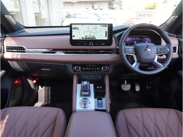 アウトランダーＰＨＥＶ Ｐエグゼクティブパッケージ　横滑り防止　１００Ｖ　黒革シート　ＥＴＣ車載器　フルセグＴＶ　シートヒーター　パワーシート　ＬＥＤヘッドライト　メモリーナビ　ＡＢＳ　Ｂカメ　アルミ　キーレス　スマートキー　エアバッグ　フロントカメラ（4枚目）