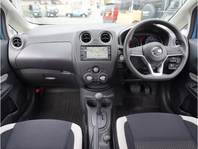 ノート Ｘ　レーダーブレーキサポート　スマトキー　セキュリティーアラーム　キーレス　運転席助手席エアバッグ　ナビＴＶ　横滑防止　エアコン　パワーウィンドウ　パワーステアリング　レーンアシスト　ＡＢＳ　メモリーナビ（4枚目）