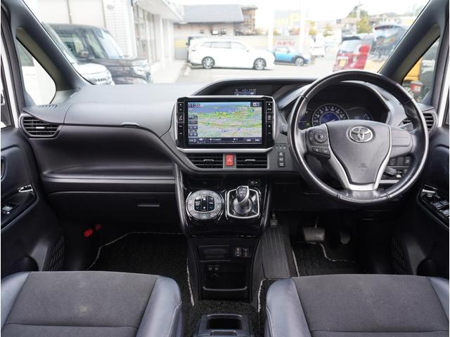 ノア Ｓｉ　ダブルバイビー　車線逸脱　クルーズＣ　ブレーキサポート　エアコン　ウォークスルー　ＡＵＸ　ＬＥＤライト　ナビ＆ＴＶ　横滑防止装置　アルミホイール　パワーウインドウ　フルセグ　盗難防止　ＡＨＢ　ＤＶＤ再生可　ＥＴＣ（4枚目）