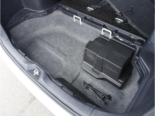 ノア Ｓｉ　ダブルバイビー　車線逸脱　クルーズＣ　ブレーキサポート　エアコン　ウォークスルー　ＡＵＸ　ＬＥＤライト　ナビ＆ＴＶ　横滑防止装置　アルミホイール　パワーウインドウ　フルセグ　盗難防止　ＡＨＢ　ＤＶＤ再生可　ＥＴＣ（49枚目）