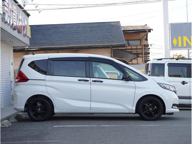 フリード Gブラックスタイル 横滑り防止 シートヒータ イモビ キーフリー 両電動スライドドア オートエアコン 三列シート Rカメラ 車線逸脱警報 アルミ スマートキー LEDヘッドランプ アイドリングストップ パワーウィンドウ(29枚目)