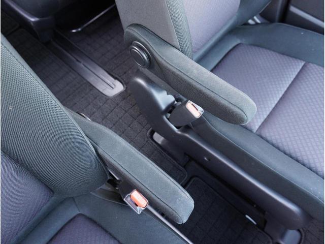 フリード Gブラックスタイル 横滑り防止 シートヒータ イモビ キーフリー 両電動スライドドア オートエアコン 三列シート Rカメラ 車線逸脱警報 アルミ スマートキー LEDヘッドランプ アイドリングストップ パワーウィンドウ(32枚目)