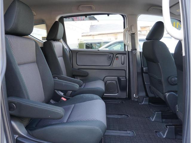 フリード Gブラックスタイル 横滑り防止 シートヒータ イモビ キーフリー 両電動スライドドア オートエアコン 三列シート Rカメラ 車線逸脱警報 アルミ スマートキー LEDヘッドランプ アイドリングストップ パワーウィンドウ(36枚目)