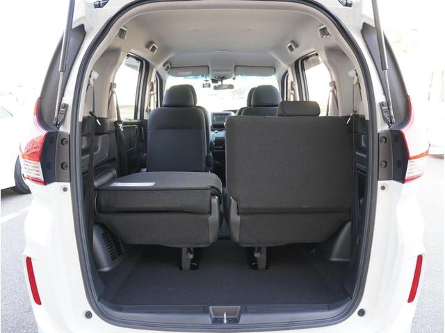 フリード Gブラックスタイル 横滑り防止 シートヒータ イモビ キーフリー 両電動スライドドア オートエアコン 三列シート Rカメラ 車線逸脱警報 アルミ スマートキー LEDヘッドランプ アイドリングストップ パワーウィンドウ(42枚目)