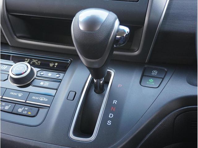 フリード Gブラックスタイル 横滑り防止 シートヒータ イモビ キーフリー 両電動スライドドア オートエアコン 三列シート Rカメラ 車線逸脱警報 アルミ スマートキー LEDヘッドランプ アイドリングストップ パワーウィンドウ(66枚目)