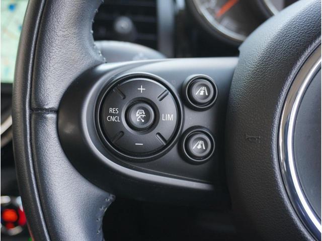 �y�A�_�v�e�B�u�N���[�Y�R���g���[���z�X�e�A�����O�̃X�C�b�`�𑀍삷��ƃ~���g���[�_�[�Ő�s�ԂƂ̋����𑪒�B�ݒ��K�؂ɕۂ��Ȃ�������E�����A����ɒ�~�܂Ŏ����ɒǏ]���܂��B